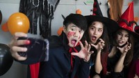 Ribet Harus Beli Kostum? Ini Cara Bikin Look Halloween dari Rok dan Skort