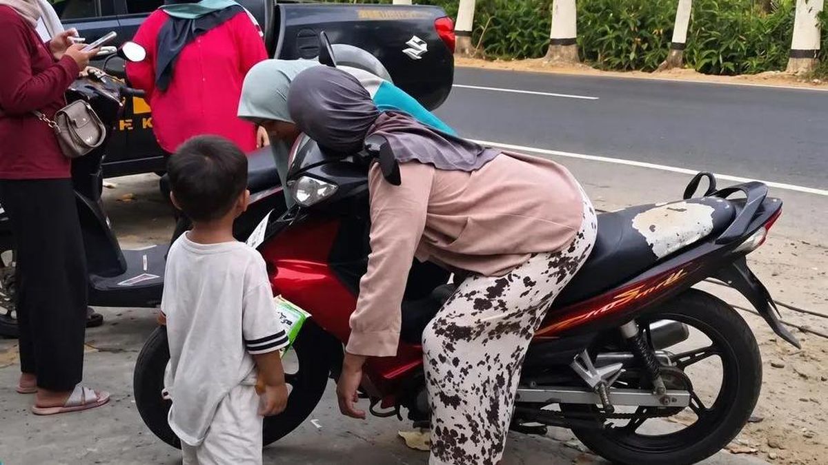 Ilustrasi berita Nasional: Viral Ibu di Ponorogo Meninggal di Motor Saat Bonceng Anak, Sempat Menepi