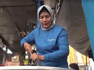 Video: Mereka yang Berdiri Menyokong Para Pemadam Kebakaran di Kalimantan
