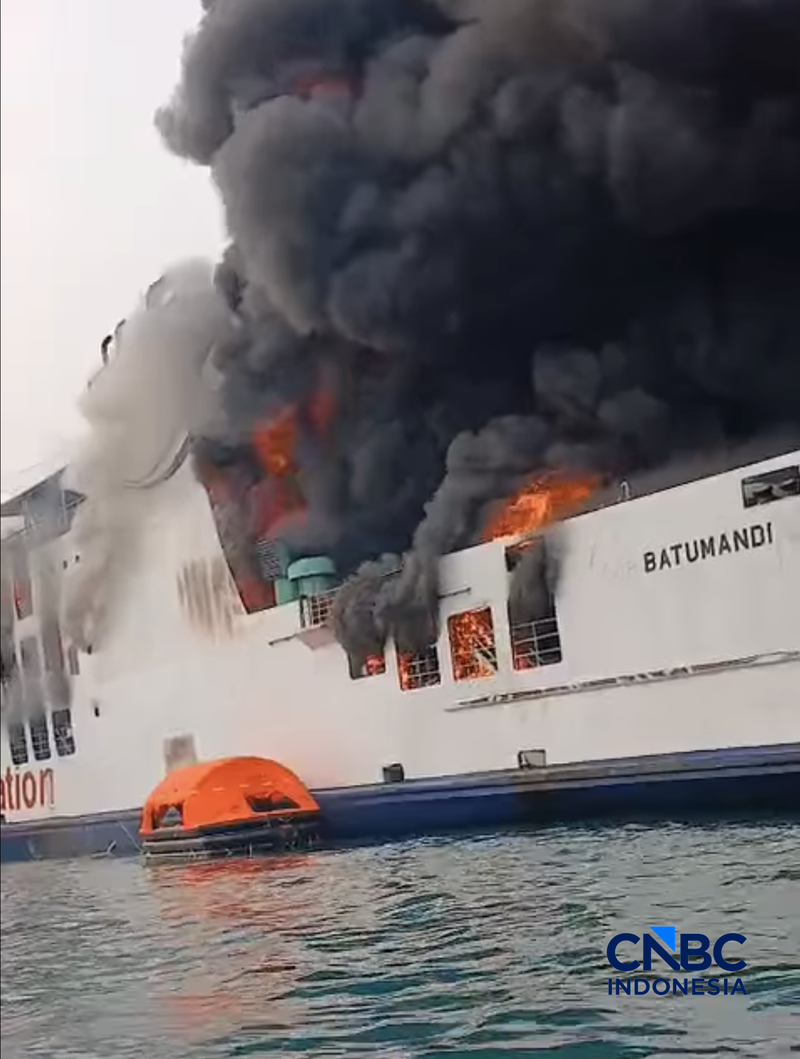 Kebakaran Kapal Penumpang Batumandi di Kawasan Perairan Pelabuhan Menuju Bakauheni. (Ist/Thread/Indra.saputrajaya)