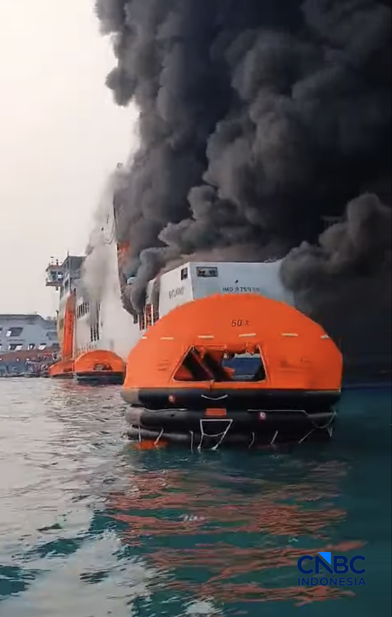 Kebakaran Kapal Penumpang Batumandi di Kawasan Perairan Pelabuhan Menuju Bakauheni. (Ist/Thread/Indra.saputrajaya)