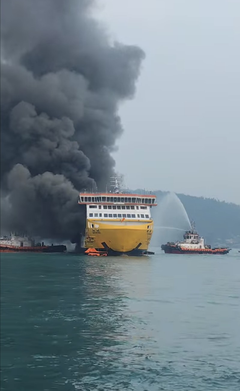 Kebakaran Kapal Penumpang Batumandi di Kawasan Perairan Pelabuhan Menuju Bakauheni. (Ist/Thread/Indra.saputrajaya)