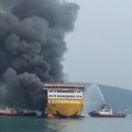 Kebakaran Kapal Penumpang Batumandi di Kawasan Perairan Pelabuhan Menuju Bakauheni. (Ist/Thread/Indra.saputrajaya)