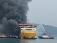 Kebakaran Kapal Penumpang Batumandi di Kawasan Perairan Pelabuhan Menuju Bakauheni. (Ist/Thread/Indra.saputrajaya)