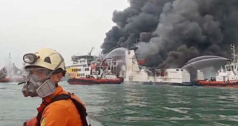Kebakaran Kapal Penumpang Batumandi di Kawasan Perairan Pelabuhan Menuju Bakauheni. (Ist/Thread/Indra.saputrajaya)