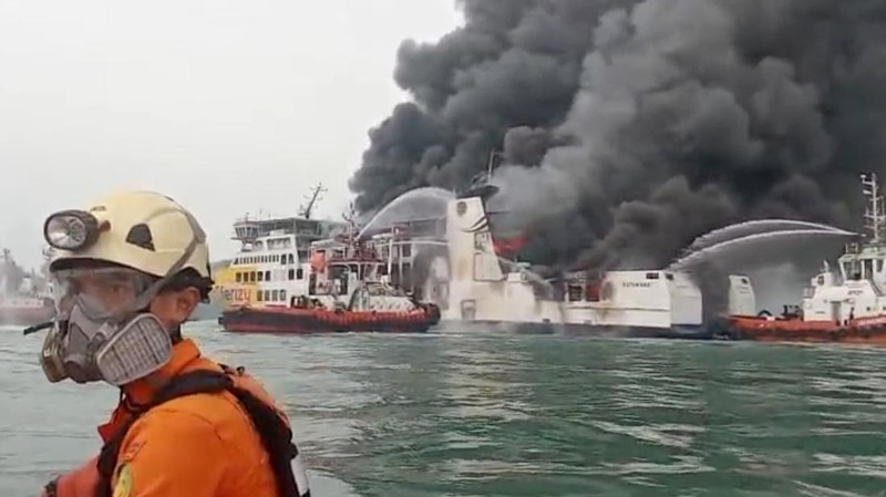 Kapal Motor Penumpang (KMP) Batu Mandi dilaporkan mengalami kebakaran di alur masuk Pelabuhan Merak, Banten, pada Selasa (20/10/2026) sore. (Dok Basarnas)