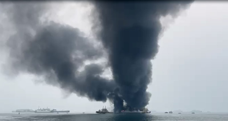 Kebakaran Kapal Penumpang Batumandi di Kawasan Perairan Pelabuhan Menuju Bakauheni. (Ist/Thread/Indra.saputrajaya)