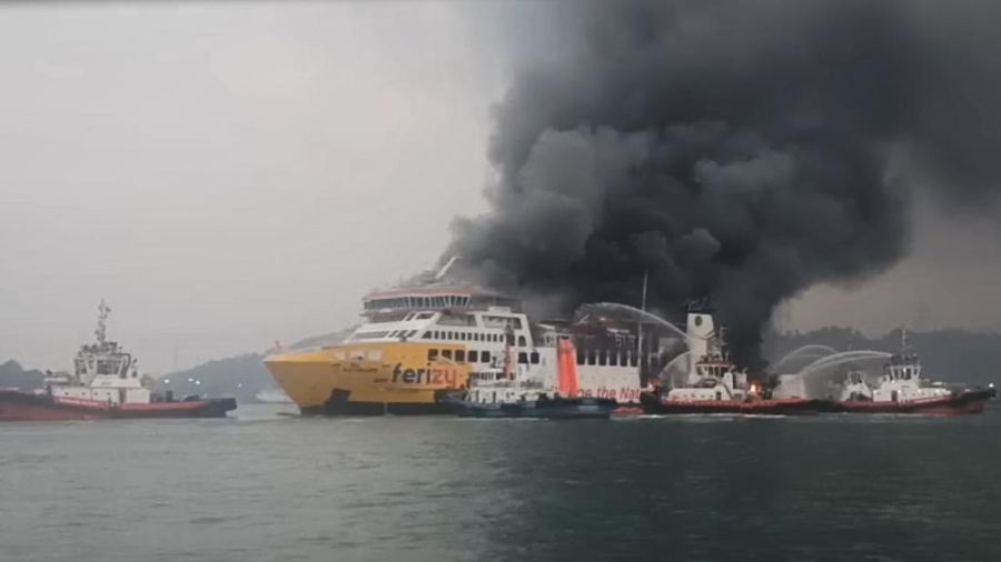 Kapal Motor Penumpang (KMP) Batu Mandi dilaporkan mengalami kebakaran di alur masuk Pelabuhan Merak, Banten, pada Selasa (20/10/2026) sore. (Dok Basarnas)