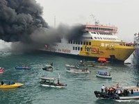 Kebakaran Kapal Penumpang Batumandi di Kawasan Perairan Pelabuhan Menuju Bakauheni.  (Dok: Capt. Hendri KN SAR Drupada)