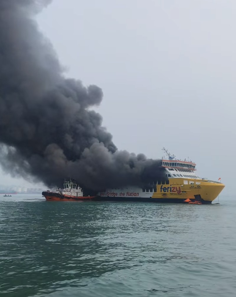 Kebakaran Kapal Penumpang Batumandi di Kawasan Perairan Pelabuhan Menuju Bakauheni. (Ist/Thread/Indra.saputrajaya)