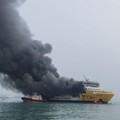 Kebakaran Kapal Penumpang Batumandi di Kawasan Perairan Pelabuhan Menuju Bakauheni. (Ist/Thread/Indra.saputrajaya)