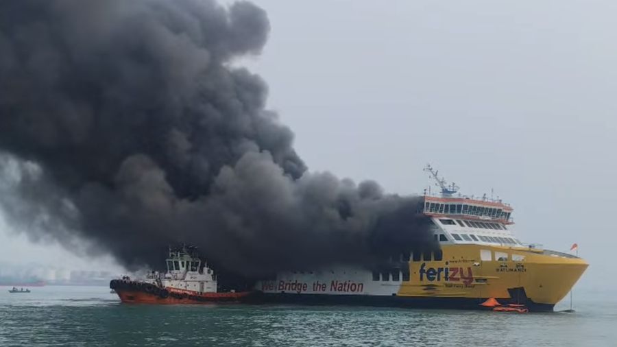 Kebakaran Kapal Penumpang Batumandi di Kawasan Perairan Pelabuhan Menuju Bakauheni. (Ist/Thread/Indra.saputrajaya)