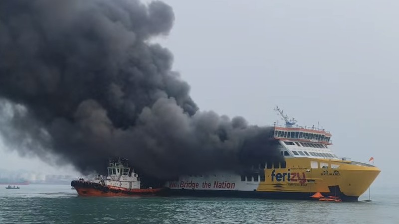 Kebakaran Kapal Penumpang Batumandi di Kawasan Perairan Pelabuhan Menuju Bakauheni. (Ist/Thread/Indra.saputrajaya)