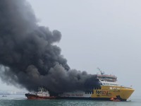 Kebakaran Kapal Penumpang Batumandi di Kawasan Perairan Pelabuhan Menuju Bakauheni. (Ist/Thread/Indra.saputrajaya)