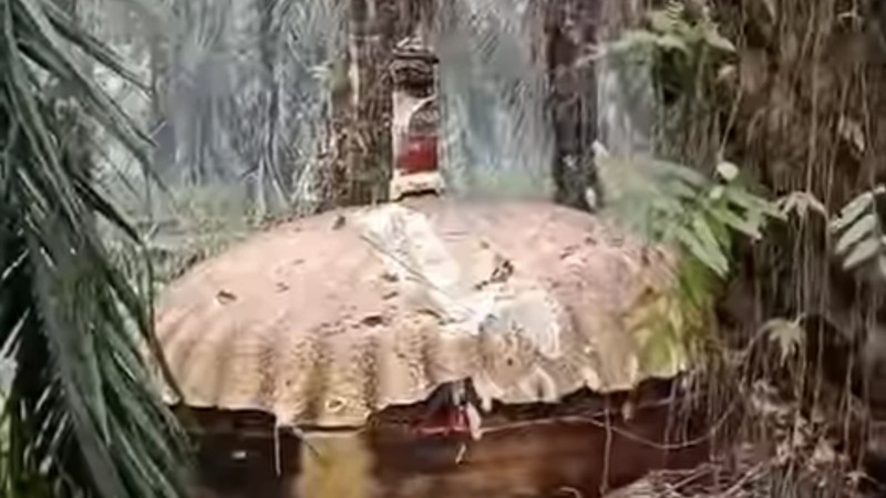 Kembali ditemukan serpihan besar logam yang ditemukan warga di area perkebunan kelapa sawit.