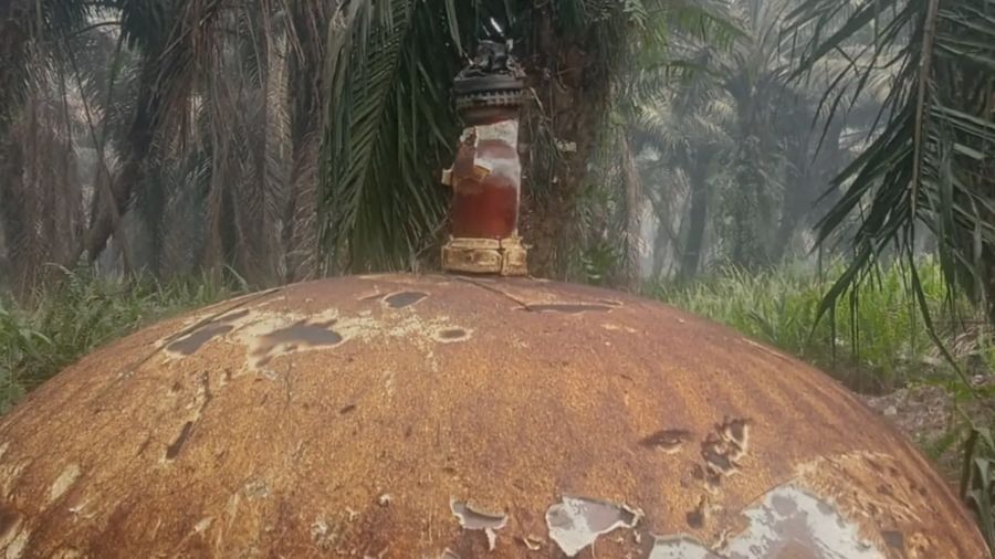 Kembali ditemukan serpihan besar logam yang ditemukan warga di area perkebunan kelapa sawit.