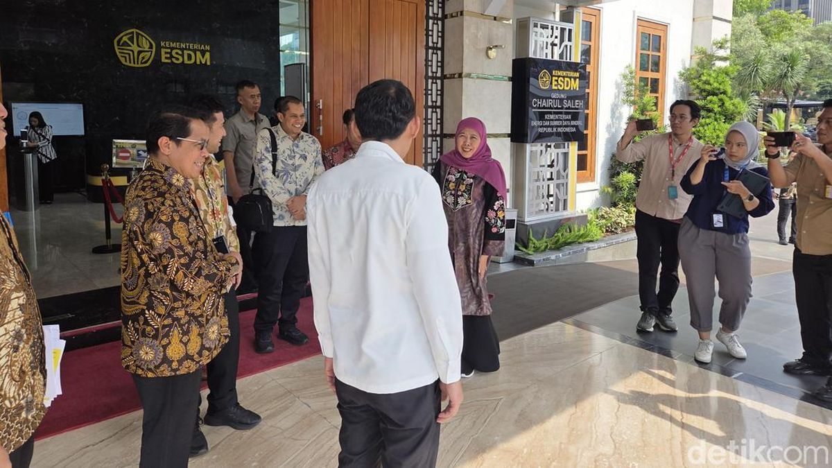 Ilustrasi berita Bisnis: Antrean BBM Merembet ke Jatim, Khofifah-Emil Datangi Kantor Bahlil