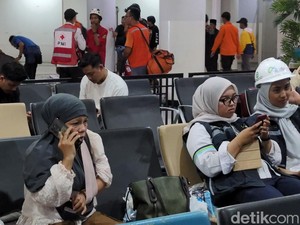 Dievakuasi ke Pelabuhan Merak, Penumpang KMP Batumandi Dicek Tim Medis