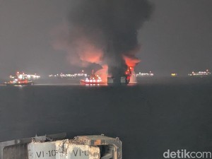 KMP Batumandi Terbakar di Merak, Seluruh Penumpang Dievakuasi
