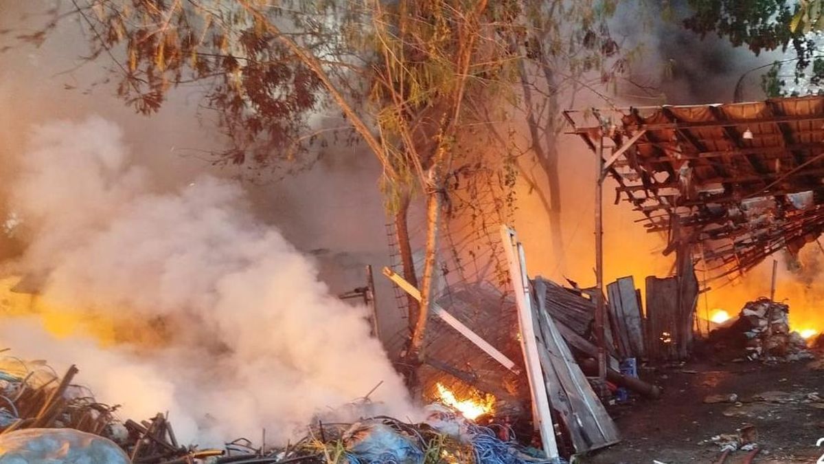 Lapak Rongsok di Bogor Kebakaran, Api Padam Setelah 8 Jam Penanganan — NadiKabar.com