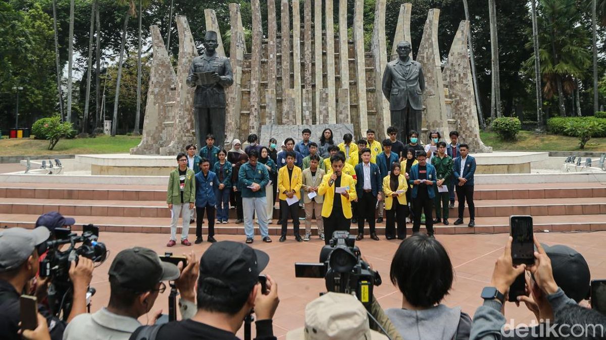 Potret Mahasiswa Gelar Mimbar Bebas di Tugu Proklamasi — NadiKabar.com