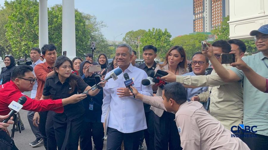 Menteri Keuangan Suahasil Nazara tiba di Istana Negara, Selasa (20/10/2026). (CNBC Indonesia/Emir Yanwardhana)