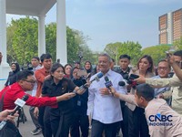 Menteri Keuangan Suahasil Nazara tiba di Istana Negara, Selasa (20/10/2026). (CNBC Indonesia/Emir Yanwardhana)