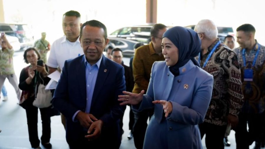 Menkomdigi Meutya Hafid berbincang dengan Menteri Koordinator Bidang Hilirisasi dan Transisi Energi Bahlil Lahadalia dalam pembukaan Bali Tech Week 2026 di Denpasar, Bali, Senin (19/10/2026). (Dok Komdigi)
