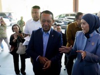 Menkomdigi Meutya Hafid berbincang dengan Menteri Koordinator Bidang Hilirisasi dan Transisi Energi Bahlil Lahadalia dalam pembukaan Bali Tech Week 2026 di Denpasar, Bali, Senin (19/10/2026). (Dok Komdigi)