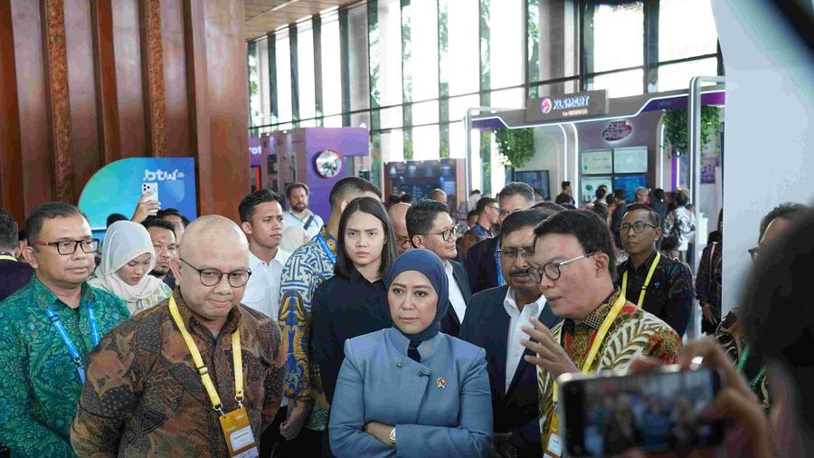 Menteri Komunikasi dan Digital Republik Indonesia, Meutya Hafid dan Direktur Utama Telkomsel, Nugroho saat menghadiri Bali Tech Week 2026. (Dok. Telkomsel)