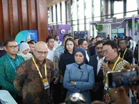 Menteri Komunikasi dan Digital Republik Indonesia, Meutya Hafid dan Direktur Utama Telkomsel, Nugroho saat menghadiri Bali Tech Week 2026. (Dok. Telkomsel)