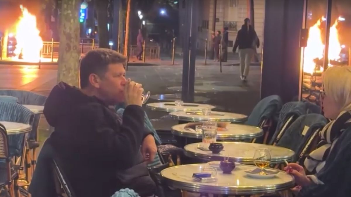 Viral Pasangan Enjoy Minum-minum di Tengah Paris yang Membara Akibat Ricuh — NadiKabar.com