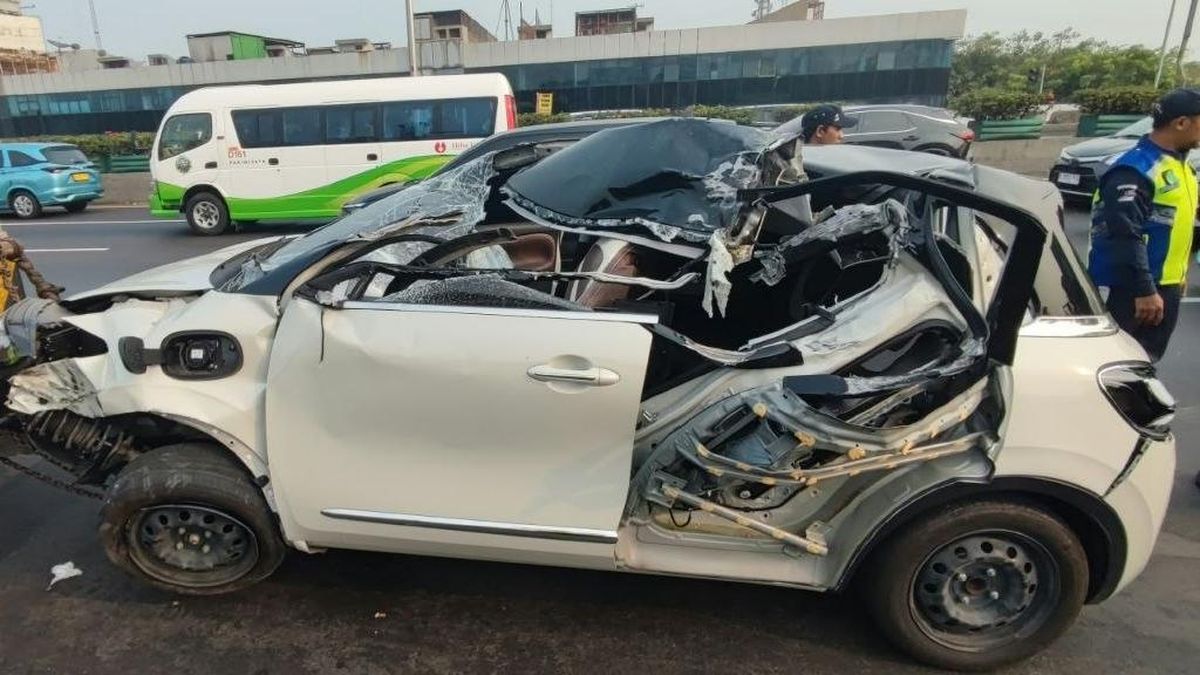 Penampakan Mobil Listrik Ringsek Usai Tabrak Truk dan TransJ di Tol Ancol — NadiKabar.com