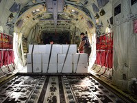 Operasi penanganan karhutla di Sumatra dan Kalimantan dengan dry ice oleh BMKG  dan unsur terkait. (Dok BMKG)