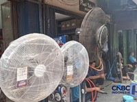 Pedagang kipas dan AC di kawasan Glodok Jakarta Barat, Selasa, 20/10. (CNBC Indonesia/Chandra Dwi Pranata)