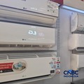 Pedagang kipas dan AC di kawasan Glodok Jakarta Barat, Selasa, 20/10. (CNBC Indonesia/Chandra Dwi Pranata)