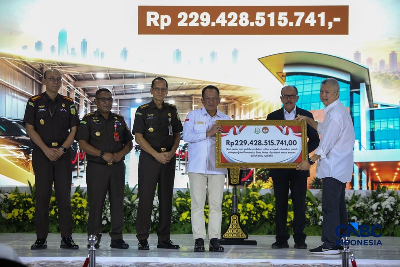 Penyerahan dana kerugian kepada korban perkara Koperasi Simpan Pinjam (KSP) Indosurya Tahap I di Gedung BPA Kejaksaan RI, Jakarta, Selasa (21/10/2026). (CNBC Indonesia/Faisal Rahman)