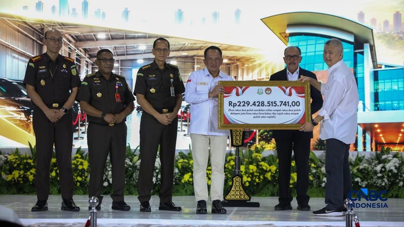 Penyerahan dana kerugian kepada korban perkara Koperasi Simpan Pinjam (KSP) Indosurya Tahap I di Gedung BPA Kejaksaan RI, Jakarta, Selasa (21/10/2026). (CNBC Indonesia/Faisal Rahman)