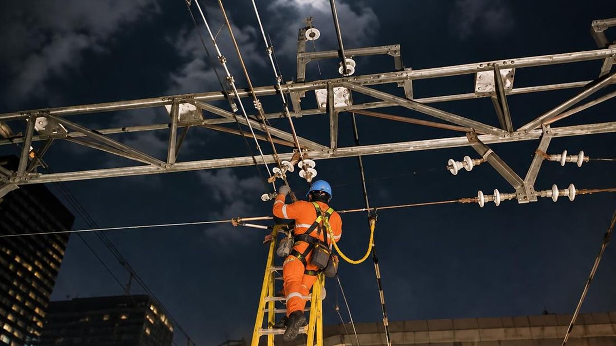 Ilustrasi berita Bisnis: 180 Insulator di Jalur KRL Diganti, 513,926 Km Jaringan Listrik Atas Dirawat