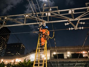 180 Insulator di Jalur KRL Diganti, 513,926 Km Jaringan Listrik Atas Dirawat