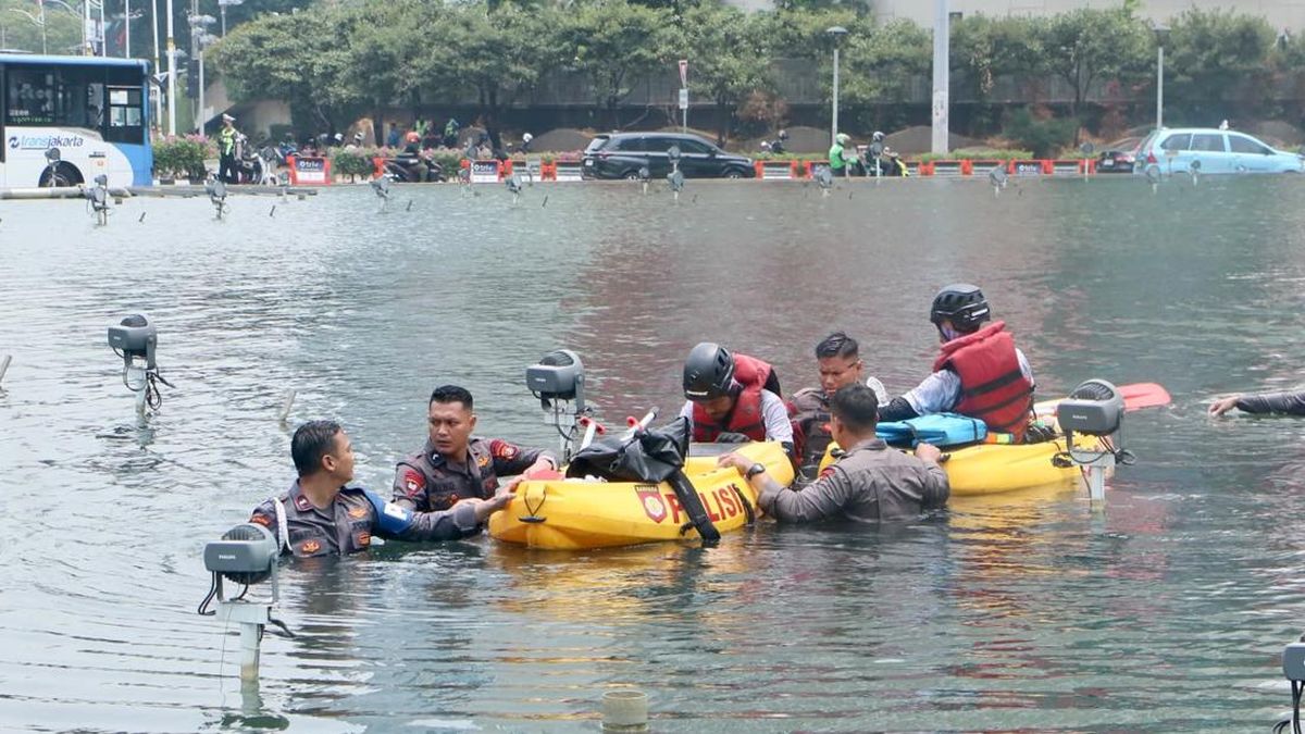 Pembentang Spanduk Greenpeace Dievakuasi, Polda Metro: Keselamatan Warga Prioritas Utama — NadiKabar.com