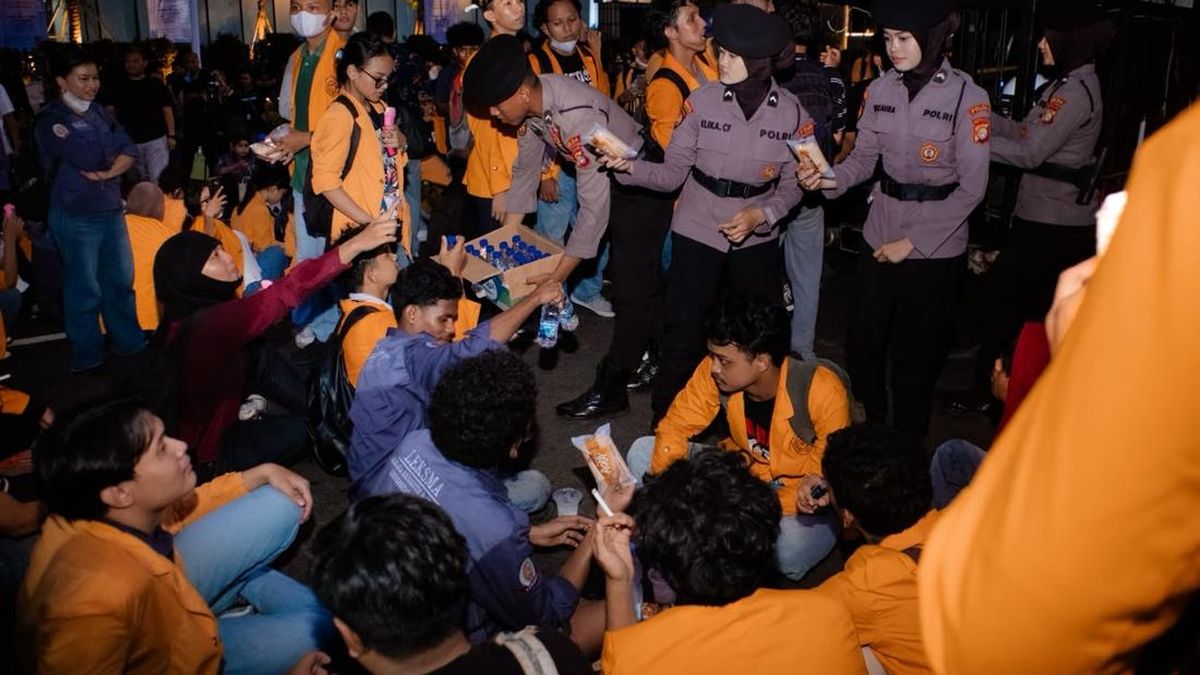 Polisi Bagikan Roti dan Minuman ke Mahasiswa Peserta Aksi di Monas — NadiKabar.com