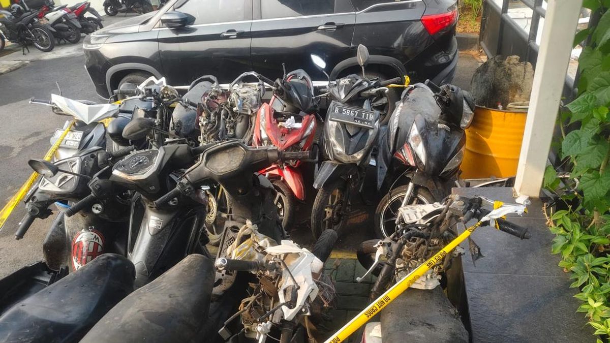 Ilustrasi berita Nasional: 11 Motor Warga Rusak Imbas Ledakan Ciputat, 2 Diperbaiki Polisi