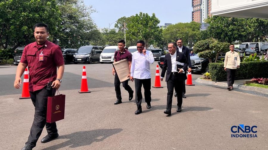 Presiden Prabowo Subianto memanggil para pejabat bidang pendidikan ke Istana Kepresidenan, Jakarta Pusat, Senin (19/10/2026).