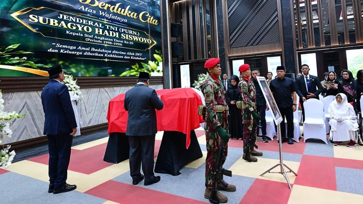 Prabowo Beri Penghormatan Terakhir untuk Almarhum Eks KSAD Subagyo HS