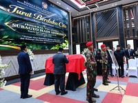 Presiden Prabowo Subianto menghadiri persemayaman almarhum Jenderal TNI (Purn.) Subagyo Hadi Siswoyo di Markas Besar Angkatan Darat (Mabesad), Jakarta, Selasa (20/10/2026).