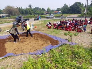 Siswa SD Belajar Merawat Tanaman hingga Membeli Hasil Panen di BOMANG