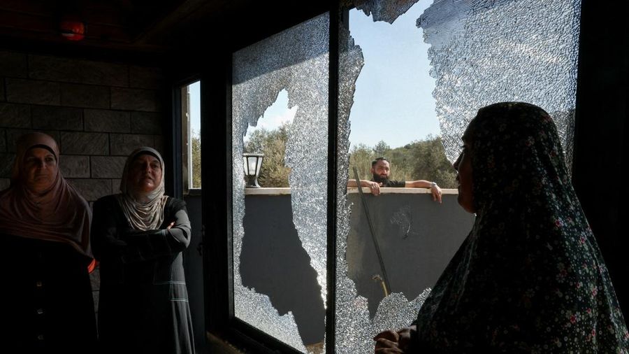 Seorang perempuan Palestina, Hanan Hameail, berbincang dengan perempuan-perempuan Palestina lainnya di dalam rumahnya—yang rusak akibat serangan pemukim Israel—di Turmus Ayya, Tepi Barat yang diduduki Israel, pada 19 Oktober 2026.