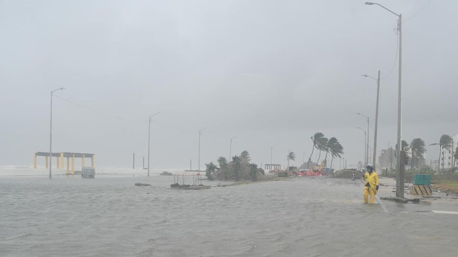 Seorang pria berdiri di tengah genangan banjir di sepanjang tepi perairan menyusul hujan deras yang dibawa oleh Front Dingin Nomor 2 di Coatzacoalcos, negara bagian Veracruz, Meksiko, pada 19 Oktober 2026.