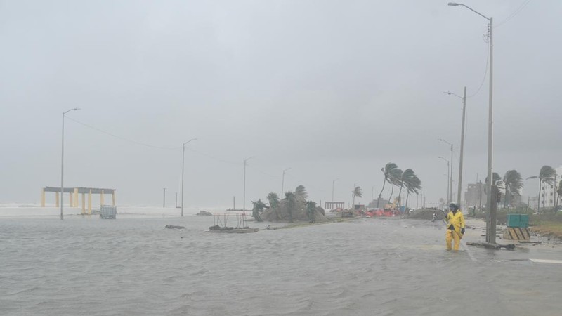 Seorang pria berdiri di tengah genangan banjir di sepanjang tepi perairan menyusul hujan deras yang dibawa oleh Front Dingin Nomor 2 di Coatzacoalcos, negara bagian Veracruz, Meksiko, pada 19 Oktober 2026.